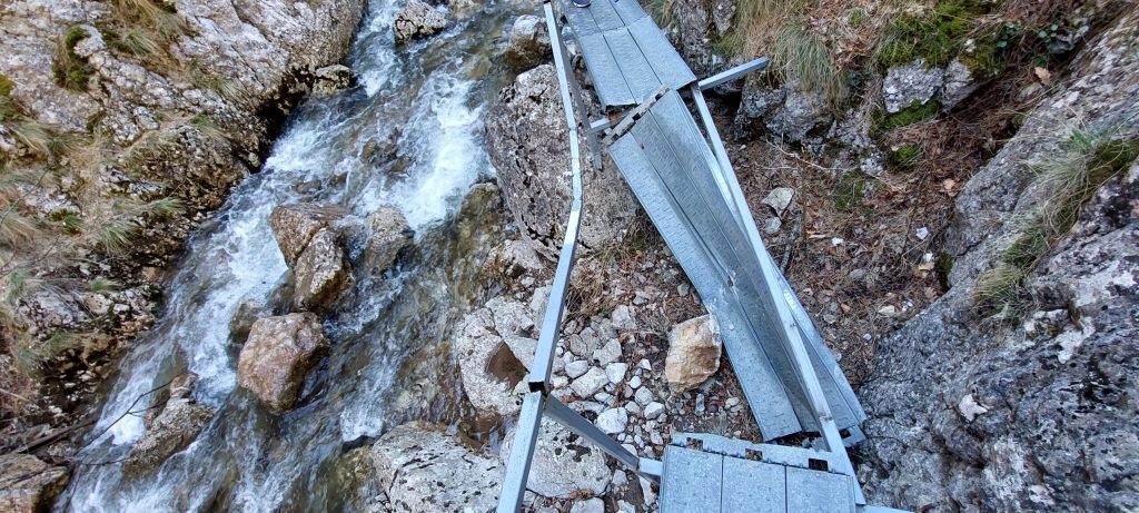 Polomljena metalna konstrukcija prema Pećini grad Foto: Eris Babačić