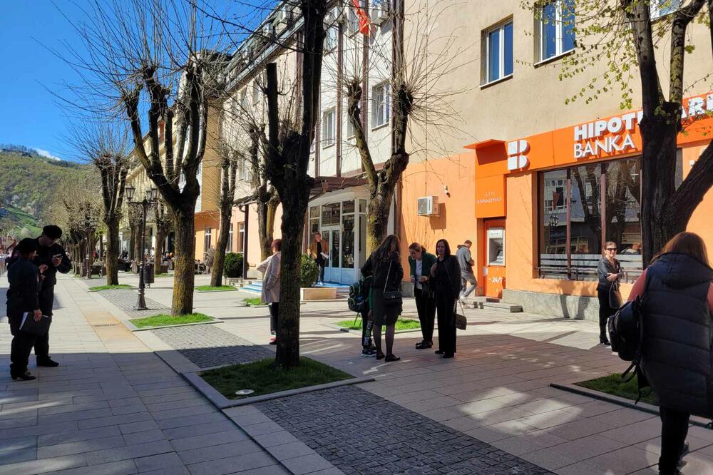 Foto: J.Ć. Evakuisana zgrada Opštine u Bijelom Polju