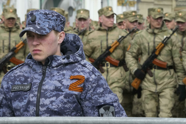 Pripadnik ruske Nacionalne garde (Rosgvardija) tokom vježbe za paradu, Foto: Rojters