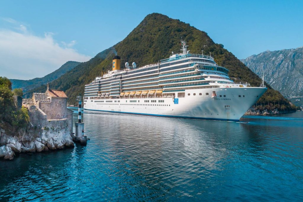 kruzer-luka-kotor-foto-luka-kotor-1024x683