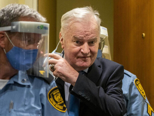 pogorsalo-se-stanje-ratnog-zlocinca-ratka-mladica-jedva-prica-ne-moze-da-ustane-ratkom_69e482dd480d2