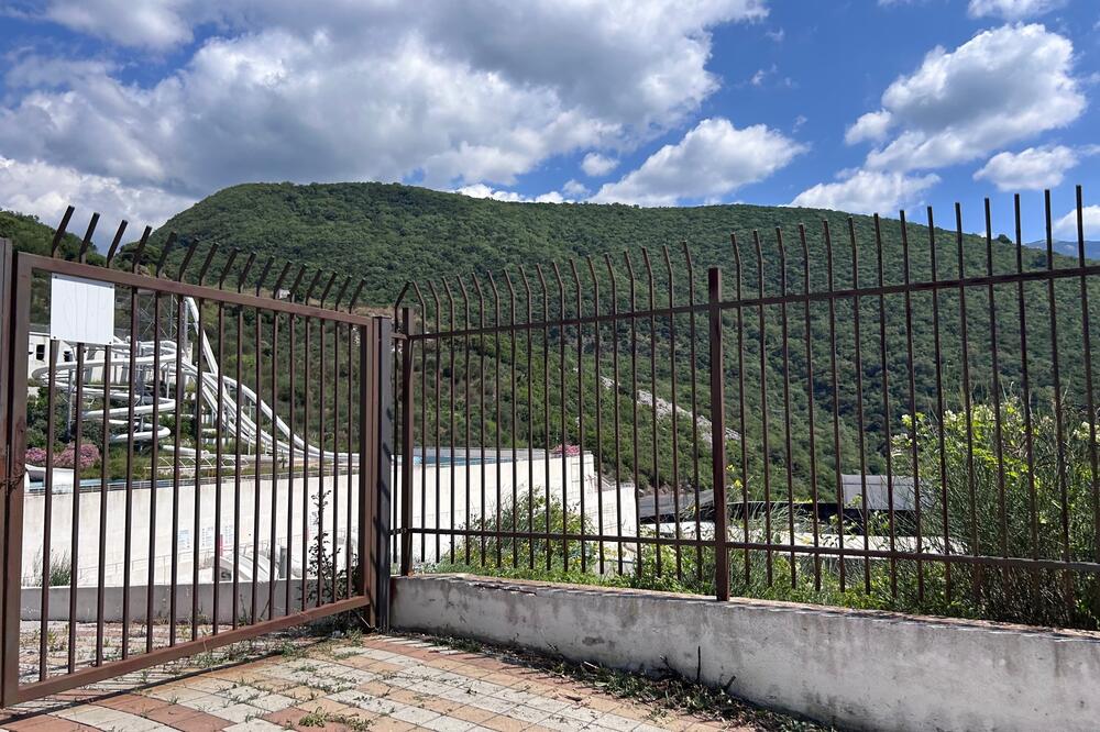 5726199_akva-park-zardala-ograda-i-nepokosena-trava_ls