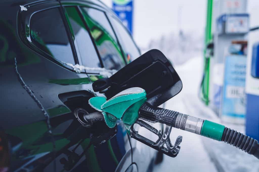automobile-stopping-on-gas-station-during-winter-t-2025-04-02-14-10-44-utc-1024x683