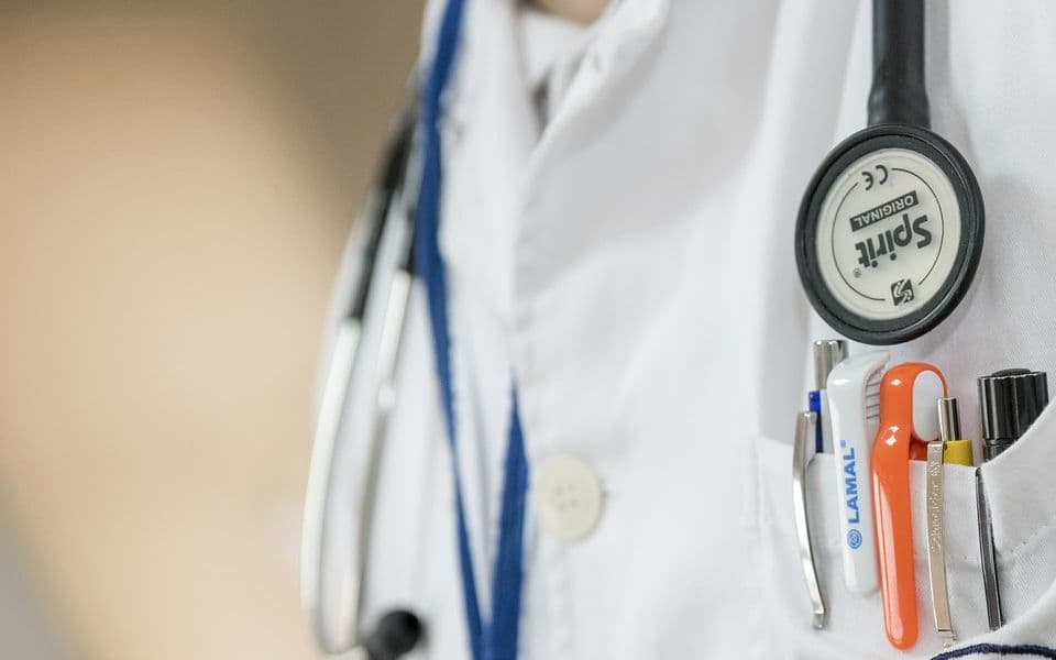 1591075034-doctor-563428-1920-i_960x600