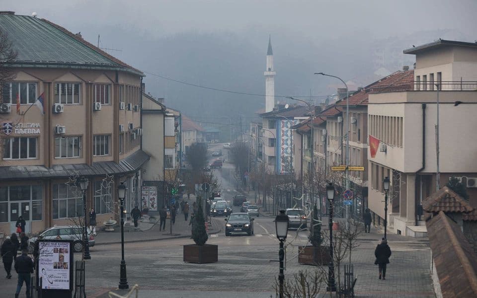 1788285271-smog-pokriva-centar-grada-tokom-sezone-grijanja-u-pljevljima-2012-2025-sv1923-i_960x600