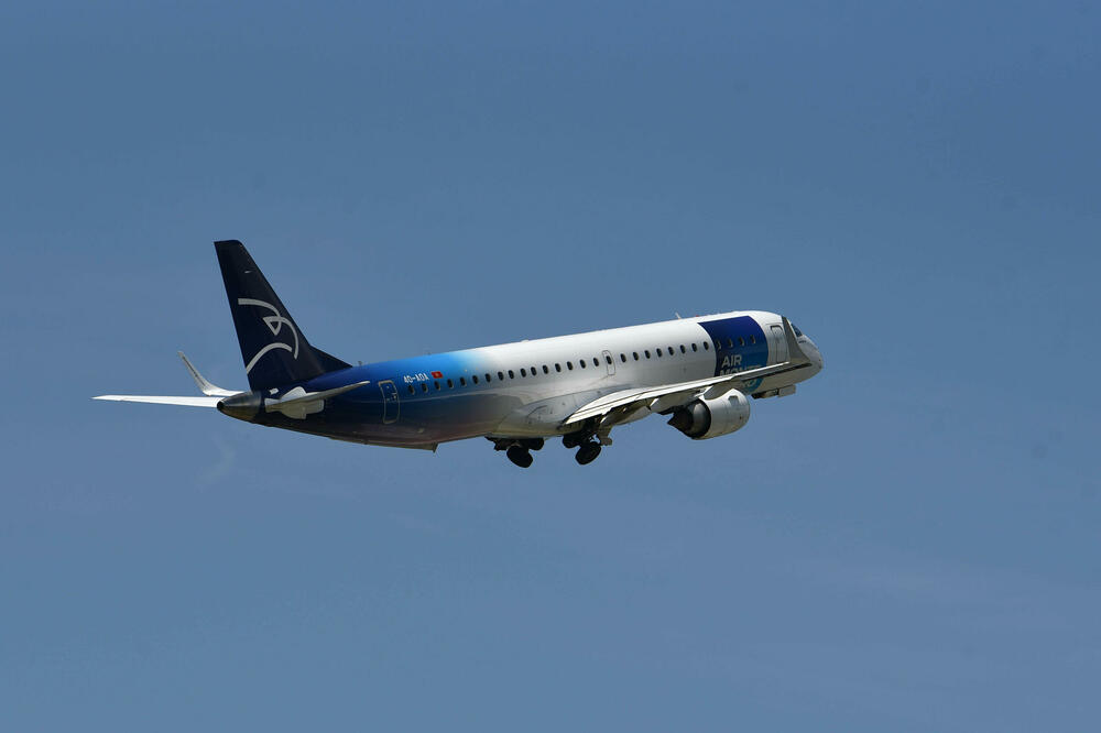 5755897_airmontenegro-avion-aerodrom-tivat004_ls (1)