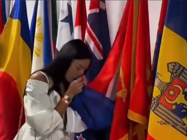 srbijanska-ambasadorica-poljubila-zastavu-nizozemske-misleci-da-je-zastava-srbije-screenshot-2026-09-22-231405_6ab2f00c37f5f