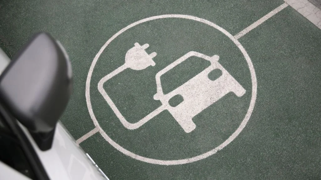 elektricni-automobili-punjac-baterija-Freepik-1024x576